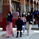 Gente caminando por una calle en Thimphu, Bután, el lunes 12 de abril de 2021
